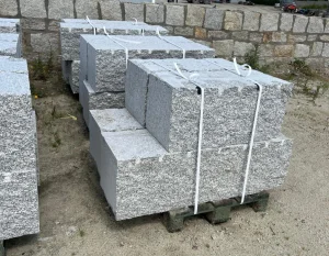 Kamień murowy granitowy cięto-łupany jasnoszary STRZEGOM (40x40x60-120) 24T