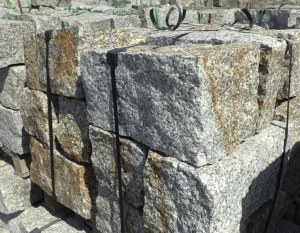 Kamień murowy granitowy łupany szaro-żółty STRZEGOM (40x40x60-80)