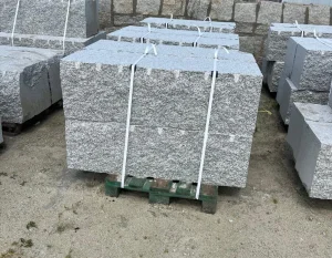 Kamień murowy granitowy cięto-łupany jasnoszary STRZEGOM (30x30x60-120) 24T