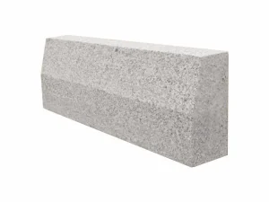 Granitowy cięty płomieniowany jasnoszary STRZEGOM (15x22x80-120) skos 3/12