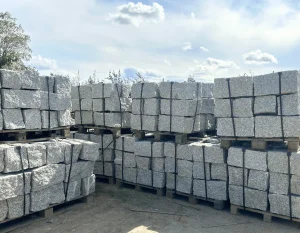 Kamień murowy granitowy łupany jasnoszary STRZEGOM (30x30x80)