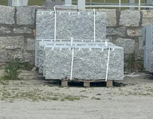Kamień murowy granitowy cięto-łupany jasnoszary STRZEGOM (40x40x60-120)
