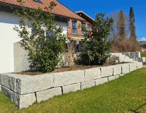 Kamień murowy granitowy łupany jasnoszary STRZEGOM (30x30x60-120) 24T