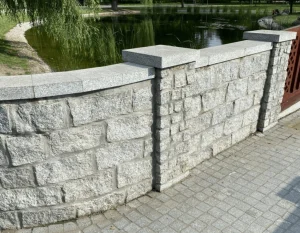 Kamień murowy granitowy łupany jasnoszary STRZEGOM (10x20x40) 24T